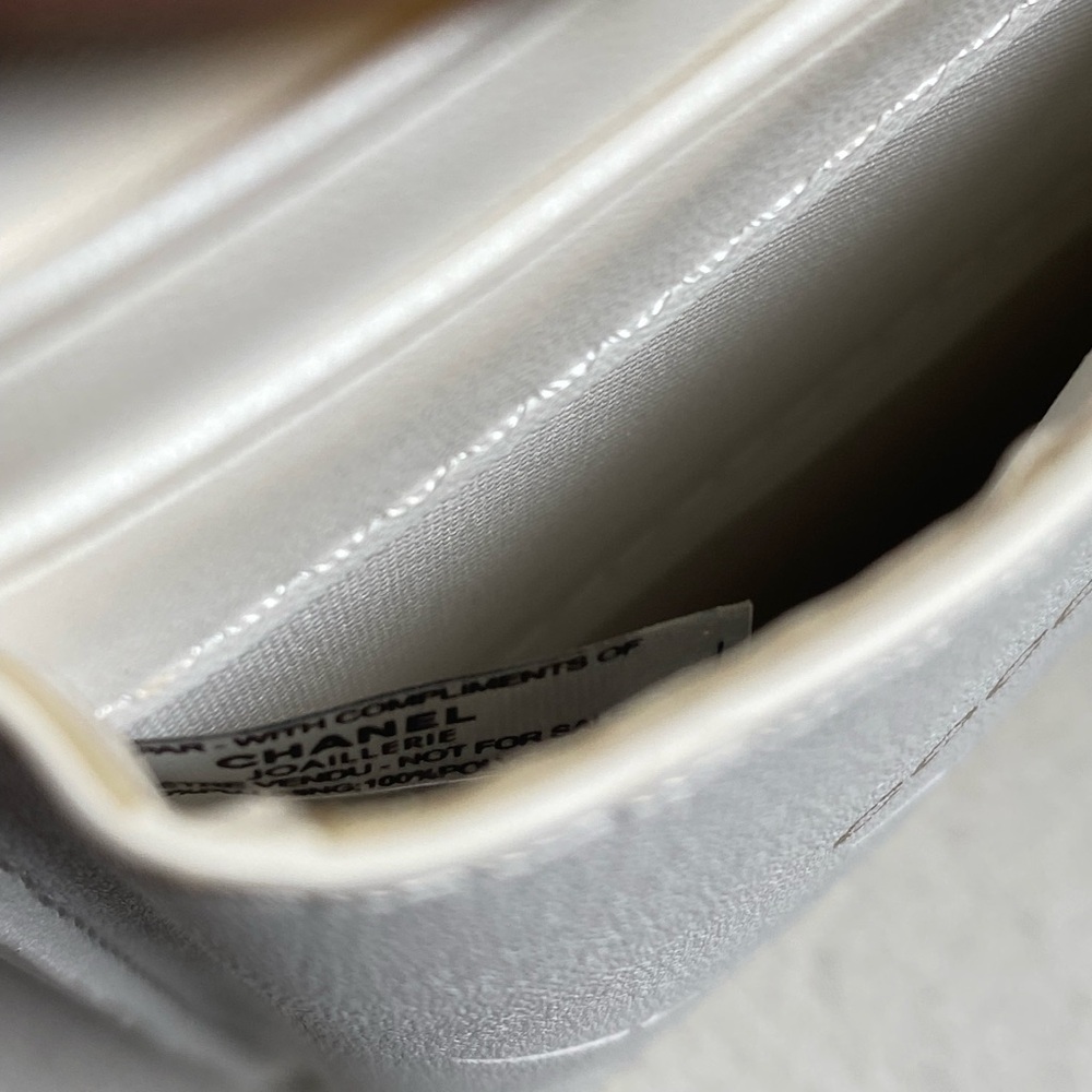 CHANEL White Crossbody - Picture 4 of 10